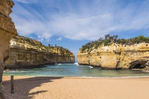 einen Strand mit zwei großen Klippen am Meer in der Unterkunft The Hangout KING BEDS Hammock Chairs with a View in Port Campbell