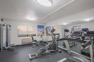 The fitness centre and/or fitness facilities at Best Western Fort Wayne I-69 North