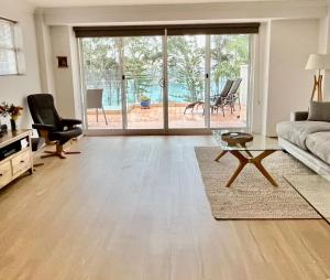 Denhams Beach side holiday apartment tesisinde bir oturma alanı