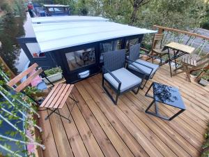 En balkon eller terrasse på Appartement atypique indépendant sur péniche