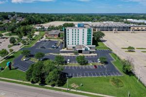 eine Luftansicht eines Gebäudes mit einem Parkplatz in der Unterkunft Clarion Suites at the Alliant Energy Center in Madison