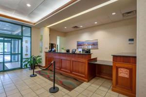 ein Wartezimmer in einem Krankenhaus mit Rezeption in der Unterkunft Clarion Suites at the Alliant Energy Center in Madison