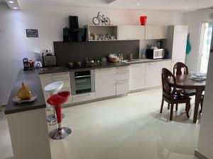 A kitchen or kitchenette at Girasol GuestHouse