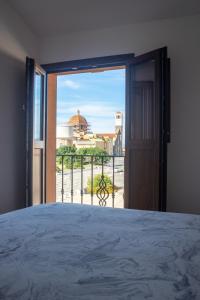 Schlafzimmer mit einer Tür, die auf einen Balkon führt in der Unterkunft West Sardinia Apartment 2 in Càbras