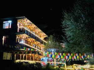 een gebouw met 's nachts verlichting bij Hostel 360 Degree in Manāli