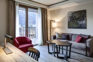 Khu vực ghế ngồi tại Grand Hotel Courmayeur Mont Blanc, by R Collection Hotels