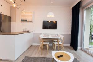 ビャウィストクにあるDuży apartament w centrum przy rynkuのキッチン、ダイニングルーム(テーブル、椅子付)