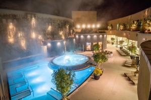 La alberca dentro o cerca de St. Martins Therme & Lodge