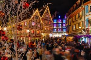 tłum ludzi idących nocą ulicą w obiekcie Village Vacances Le Mongade (by Popinns) w mieście Plainfaing