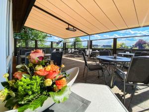 un vaso di fiori su un tavolo in un ristorante di Hotel-Restaurant Vier Linden a Stade