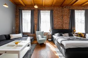 ein Wohnzimmer mit 2 Betten und einem Sofa in der Unterkunft Vintage Industrial City Apartments in Košice