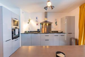 Køkken eller tekøkken på Morzine - Stylish 2 bed apartment near Les Prodains Gondola