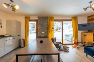 Køkken eller tekøkken på Morzine - Stylish 2 bed apartment near Les Prodains Gondola