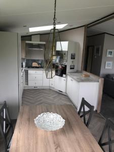 cocina con mesa de madera en una habitación en Mawgan Stays Mawgan Porth, en Newquay