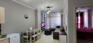 A television and/or entertainment centre at Pleasing Place with free parking on site in Tirana Komuna e Parisit