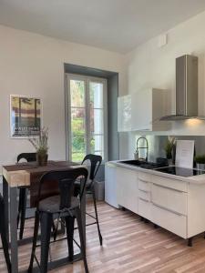 Una cocina o kitchenette en Coeur d'Aix, vue splendide et cachet