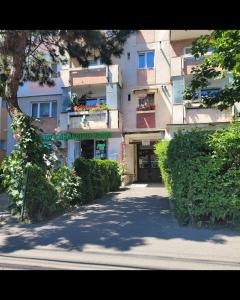 un edificio con un cartello stradale davanti di Hermann Apartment a Cluj-Napoca