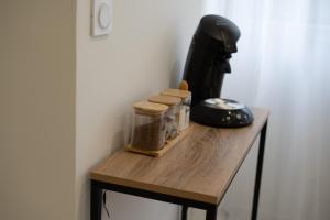 uma mesa com frascos e um capacete em Charmant appartement 2 pièces em Valence