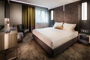 Кровать или кровати в номере -- ESTE PARK HOTEL -- part of Urban Chic Luxury Design Hotels - Parking & Compliments - next to Shopping & Dining Mall Plovdiv