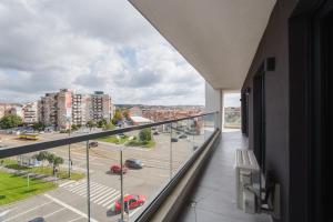 uma varanda com vista para uma rua da cidade em Grand Panorama City Views em Oradea