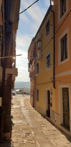 una calle vacía junto a algunos edificios y el océano en Apartments Nautilus, nearby beach Svetilnik, en Izola