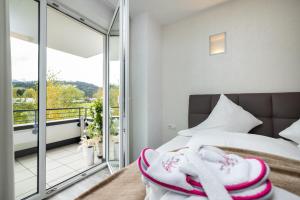 ein Schlafzimmer mit einem Bett und einem Balkon in der Unterkunft Enjoy ONE in Altenmarkt im Pongau