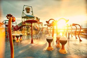 un parco acquatico con montagne russe di Suntago Village - Oficjalny nocleg Suntago a Mszczonów