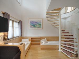 - un salon avec un escalier en colimaçon dans une maison dans l'établissement Center Rooms & Apartments, à Mayrhofen