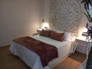 מיטה או מיטות בחדר ב-Apartamentos De la Haya & Suite con Jacuzzi, junto al Teatro Romano