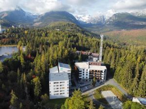 - une vue aérienne sur un bâtiment dans les montagnes dans l'établissement TATRYSTAY Armeria Apartments, à Štrbské Pleso