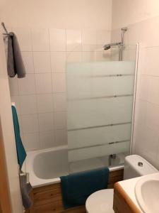 A bathroom at Central 3 bedroom chalet with balcony