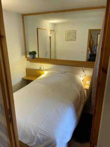 A bed or beds in a room at Central 3 bedroom chalet with balcony