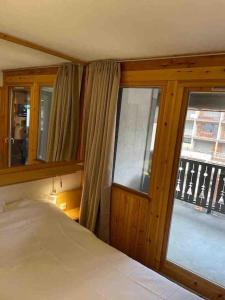 A bed or beds in a room at Central 3 bedroom chalet with balcony