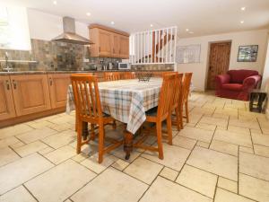 A kitchen or kitchenette at Tyn Llwyn