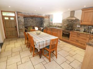 A kitchen or kitchenette at Tyn Llwyn