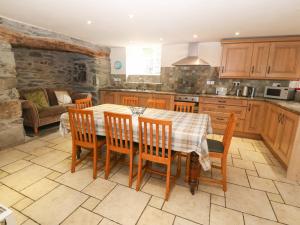 A kitchen or kitchenette at Tyn Llwyn