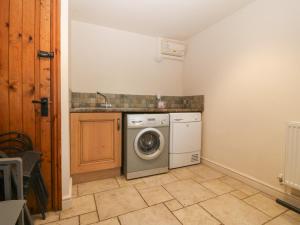 A kitchen or kitchenette at Tyn Llwyn