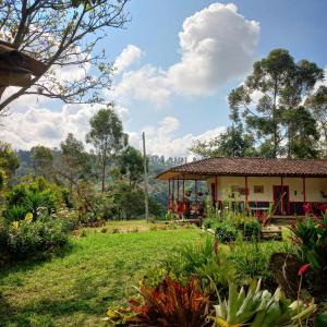 Hostal rural la montaña alquiyapura في سالنتو: منزل أمامه حديقة