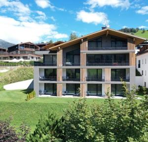 un gran edificio con muchas ventanas en Residence Le Fostü, en San Vigilio Di Marebbe