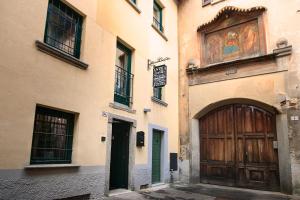 un bâtiment avec une porte et un tableau. dans l'établissement Antica Corte, à Busto Arsizio