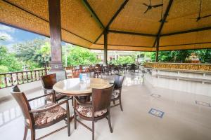 un restaurante con mesa y sillas y un balcón en Palm Beach Hotel Bali en Kuta