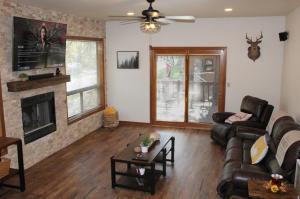 een woonkamer met een bank en een open haard bij Cheerful Kathys Cabin, Hot Tub, King Bed, Airport, Snowbowl, NAU, Downtown attractions! in Flagstaff