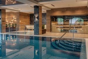 Bazen u ili blizu objekta Ведмежа гора Family Resort & Spa