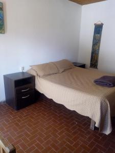 um quarto com uma cama e uma cómoda em ElPoro em Purmamarca