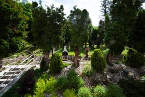 un giardino con alberi e una statua al centro di Hotel DSZSU a Trenčianske Teplice