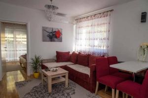 Prostor za sedenje u objektu Apartmani Oaza