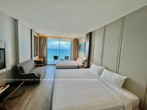 Cette chambre d'hôtel comprend un grand lit et offre une vue sur l'océan. dans l'établissement Panorama apartment Nha Trang, à Nha Trang