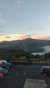 - un parking avec des voitures garées devant une montagne dans l'établissement Lodge Dinorwig, à Llanberis