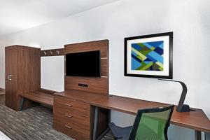 TV at/o entertainment center sa Holiday Inn Express Hotel & Suites Lafayette South, an IHG Hotel