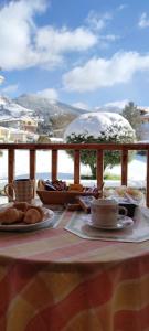 uma mesa com pratos de comida e uma chávena de café em Xylino Chalet em Kalavrita